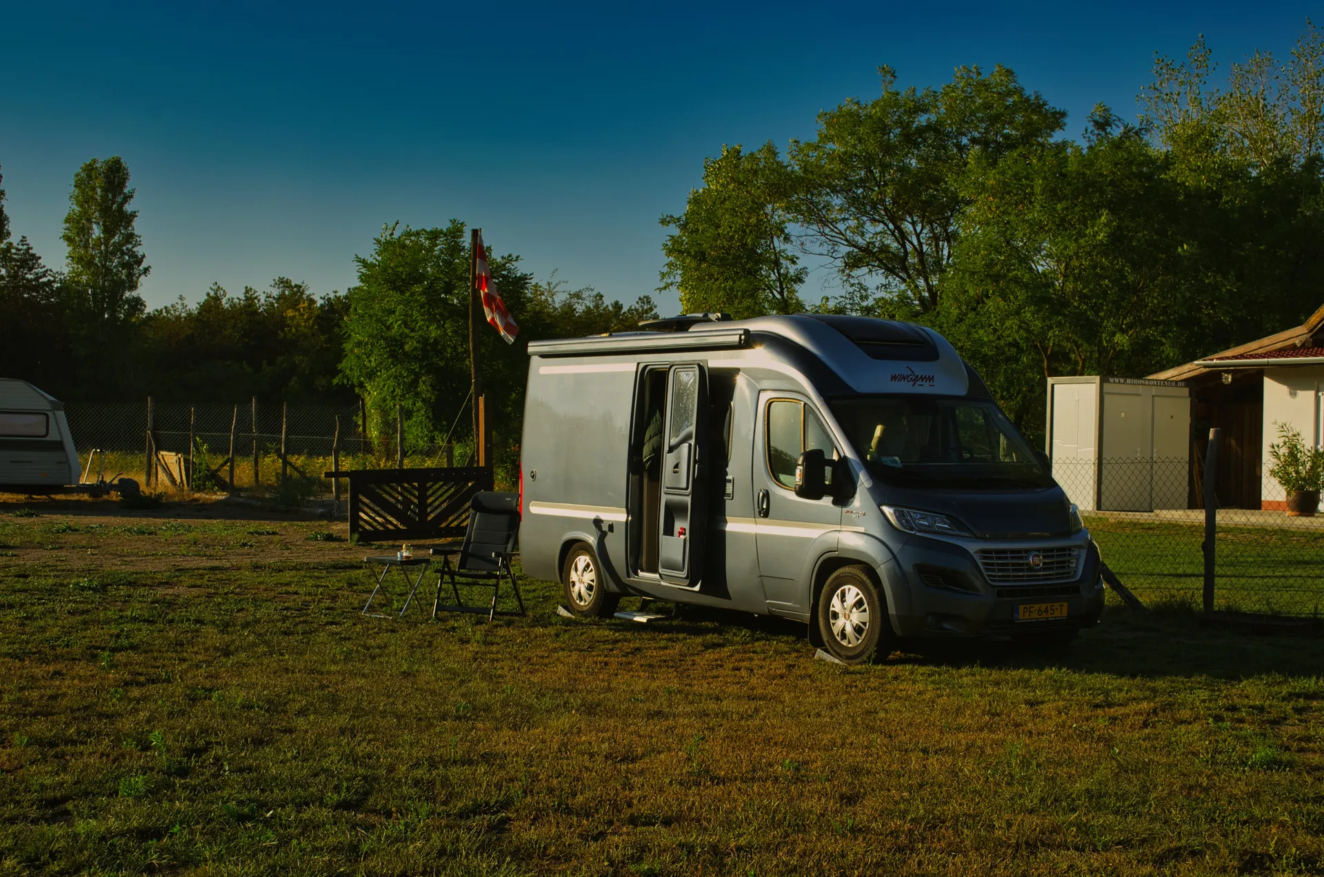 Camper bij de entree met vlag